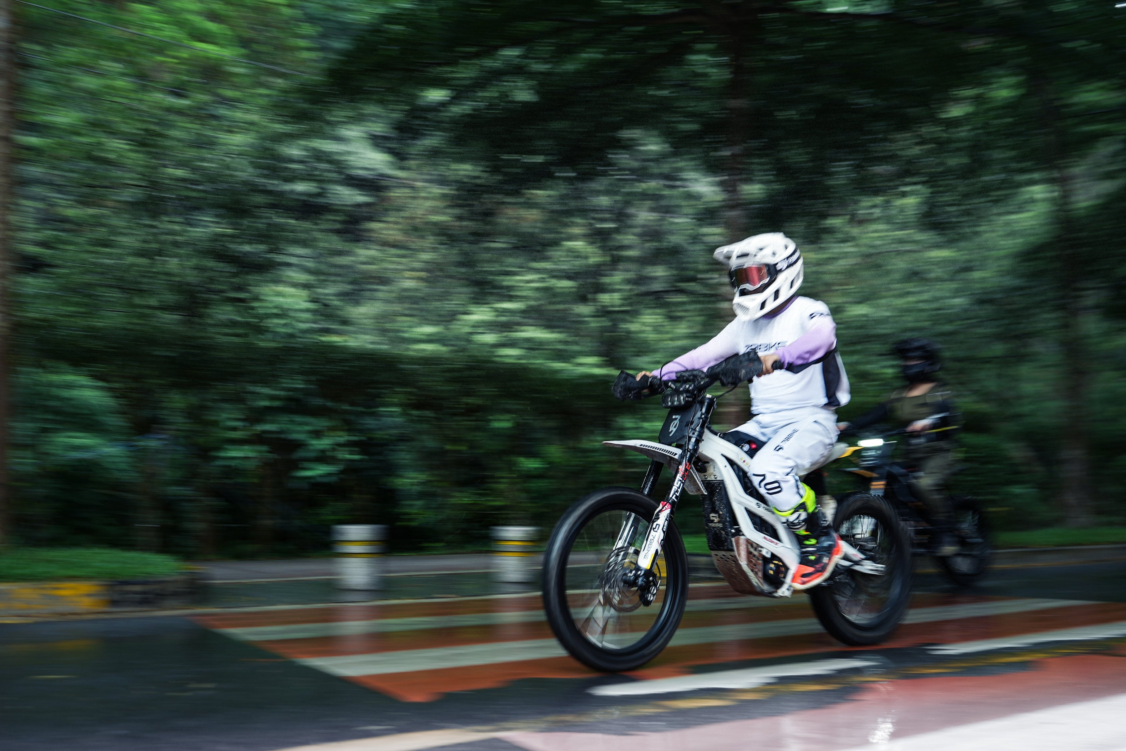 Falcon Pro vs. Falcon GT: Welches Surron-Killer E-Moto passt zu Ihnen?